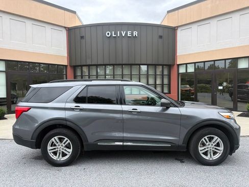 Used 2022 Ford Explorer XLT w/ Equipment Group 202A AWD/4WD image 8