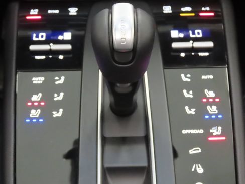 Certified 2026 Porsche Macan AWD/4WD image 27