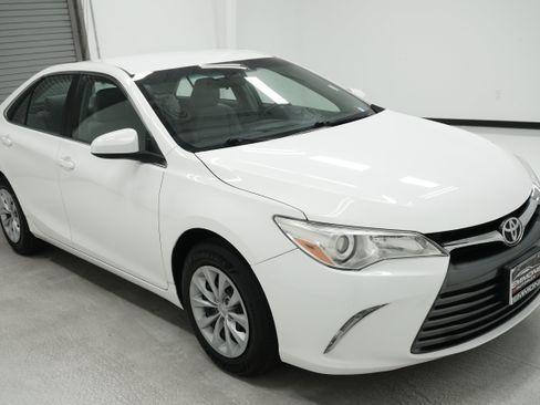 Used 2016 Toyota Camry LE FWD image 3