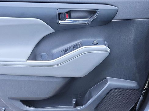 Certified 2023 Toyota Highlander XLE image 26