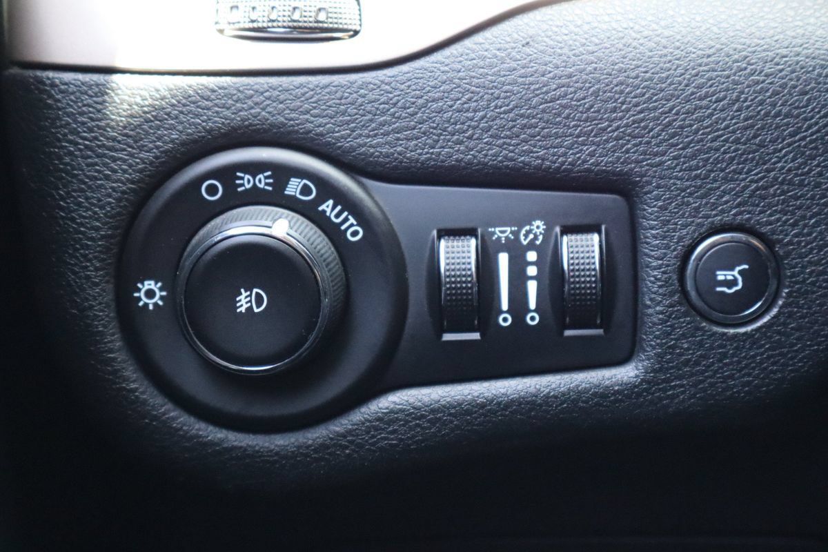 Used 2014 Jeep Cherokee Limited w/ Luxury Group AWD/4WD image 29