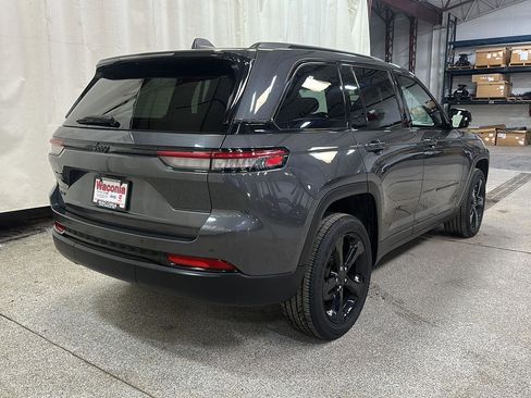 Used 2023 Jeep Grand Cherokee Altitude image 5