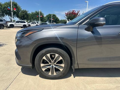 Used 2023 Toyota Highlander XLE AWD/4WD image 2