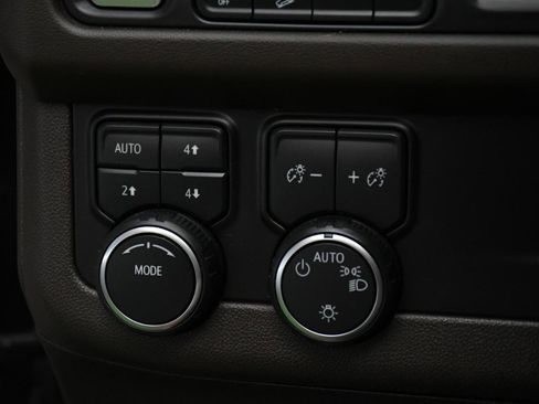 Used 2021 Chevrolet Suburban Z71 w/ Luxury Package image 22