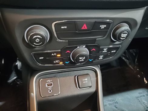 Used 2019 Jeep Compass Latitude FWD image 26