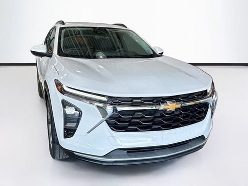 Used 2024 Chevrolet Trax LT FWD image 3