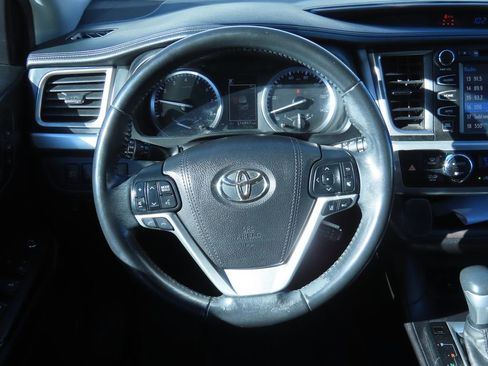 Used 2017 Toyota Highlander Limited image 6