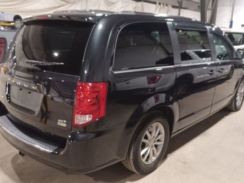 Used 2019 Dodge Grand Caravan SXT image 2
