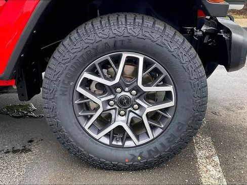 Used 2025 Jeep Wrangler Unlimited Sahara AWD/4WD image 9