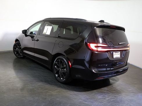 Used 2025 Chrysler Pacifica Limited FWD image 2