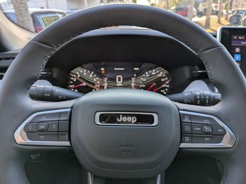 Used 2025 Jeep Compass Limited image 29