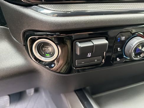 Used 2024 Chevrolet Silverado 2500 ZR2 w/ Technology Package image 24