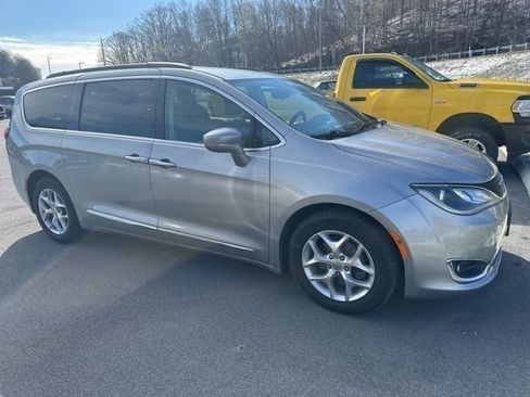 Used 2017 Chrysler Pacifica Touring-L w/ Tire & Wheel Group image 2