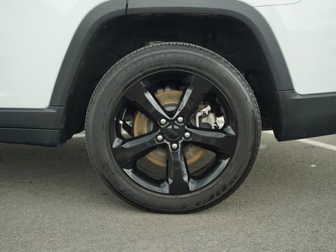 Used 2023 Jeep Grand Cherokee L Laredo image 43