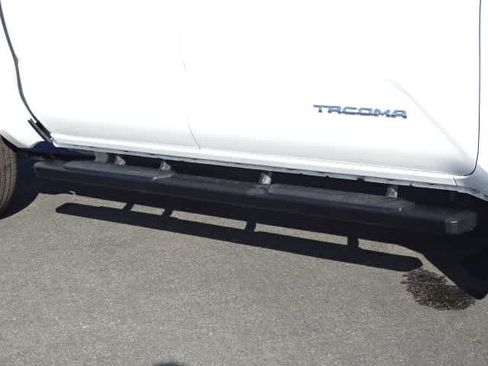 Certified 2025 Toyota Tacoma SR5 AWD/4WD image 10
