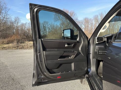 Used 2022 Toyota Tundra SR5 w/ SR5 Convenience Package AWD/4WD image 17