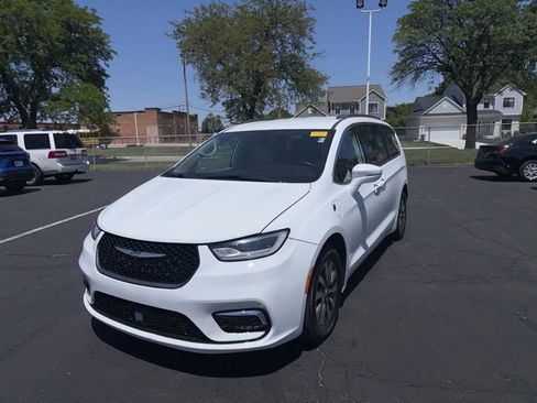 Used 2021 Chrysler Pacifica Touring-L FWD image 2