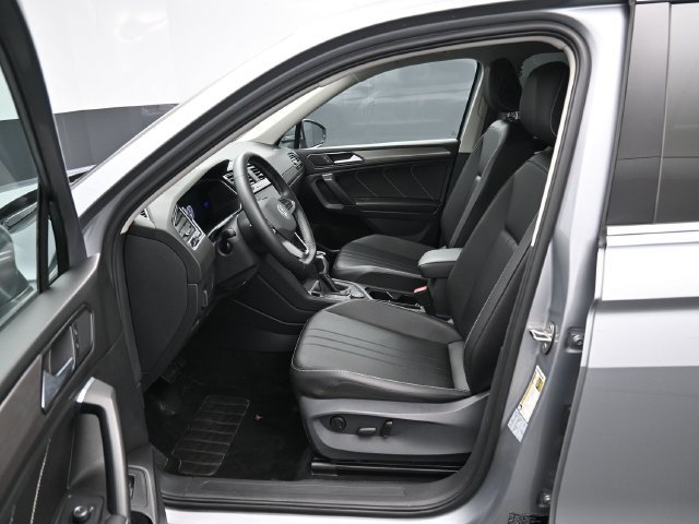 Used 2022 Volkswagen Tiguan SE w/ Panoramic Sunroof Package AWD/4WD image 9