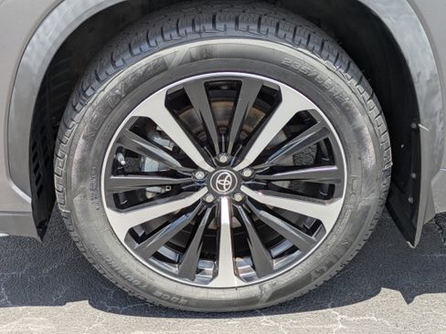 Used 2022 Toyota Highlander XSE AWD/4WD image 10