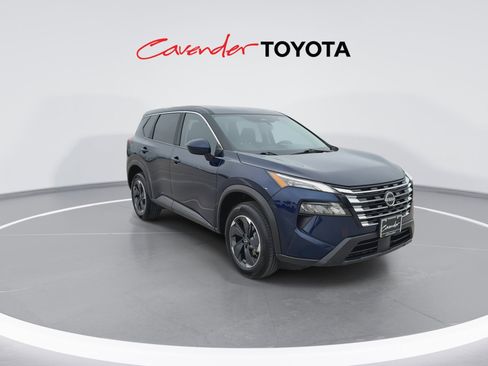 Used 2025 Nissan Rogue SV AWD/4WD image 2