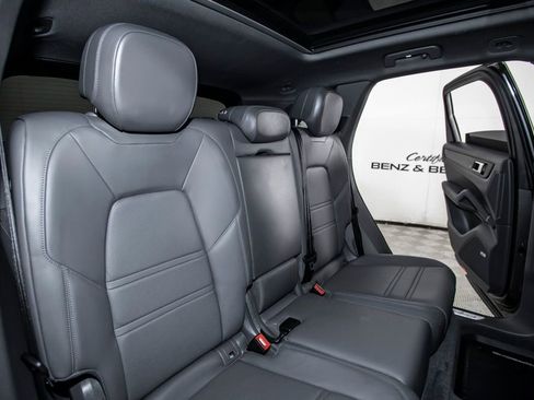 Used 2023 Porsche Cayenne AWD/4WD image 15