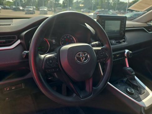 Used 2019 Toyota RAV4 LE AWD/4WD image 9
