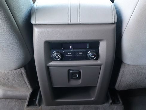 Used 2018 Chevrolet Traverse LT image 25