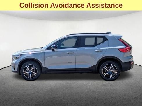 Used 2024 Volvo XC40 B5 Core image 9