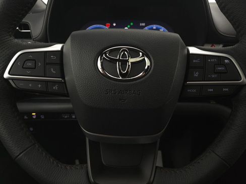 Used 2025 Toyota Sienna Platinum image 31