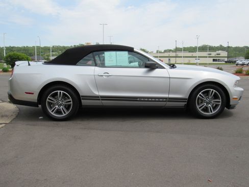 Used 2010 Ford Mustang Convertible RWD image 4