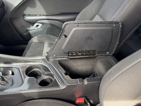 Used 2015 Dodge Challenger SXT image 25