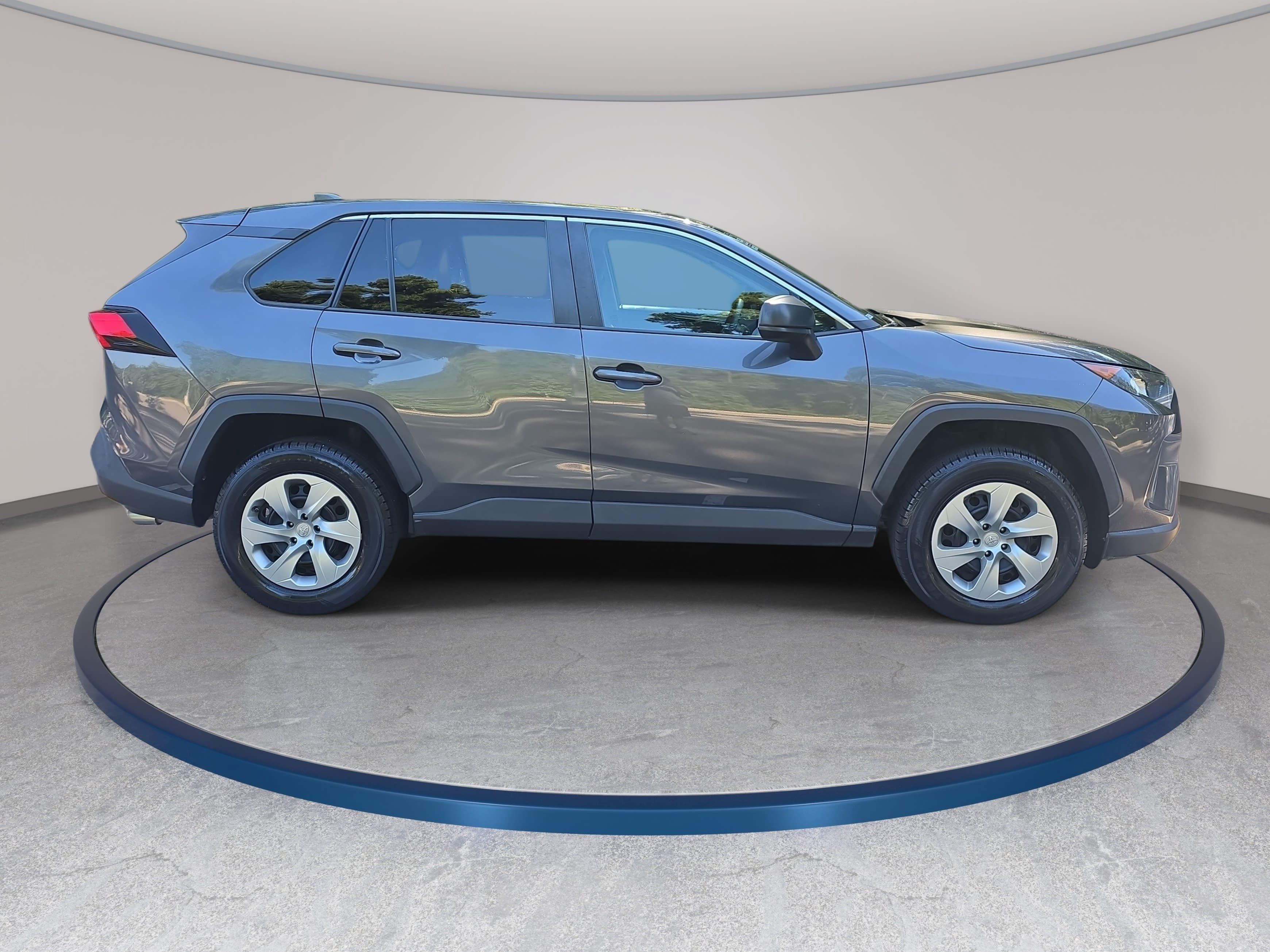 Used 2022 Toyota RAV4 LE FWD image 4