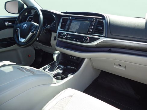 Used 2018 Toyota Highlander Limited Platinum AWD/4WD image 28