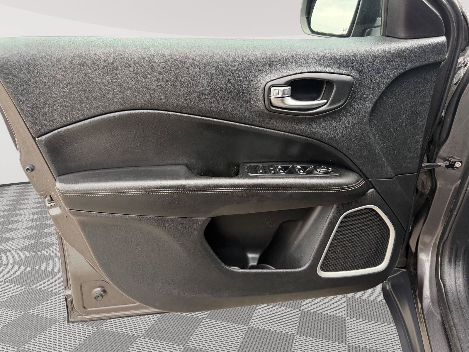 Used 2019 Jeep Compass Latitude w/ Cold Weather Group AWD/4WD image 12