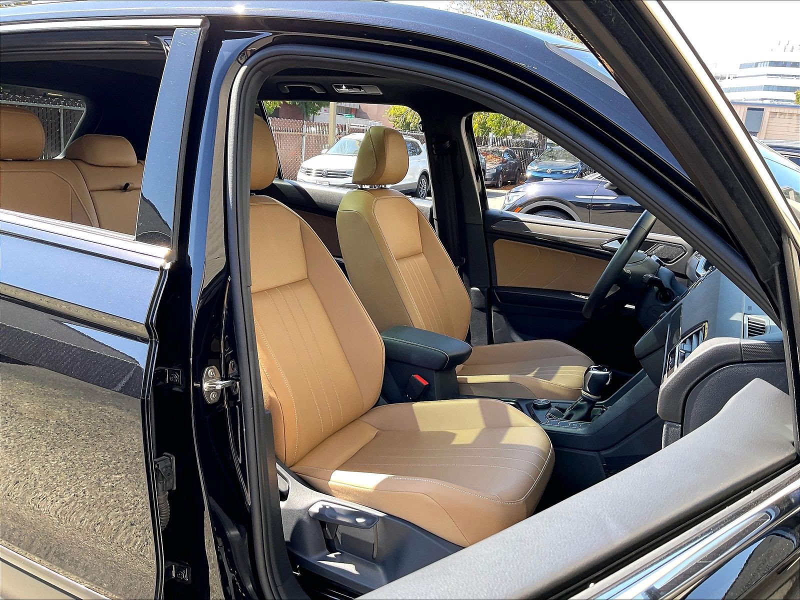 Certified 2024 Volkswagen Tiguan SE w/ Panoramic Sunroof Package AWD/4WD image 6