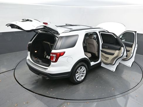 Used 2018 Ford Explorer XLT w/ Equipment Group 201A image 48