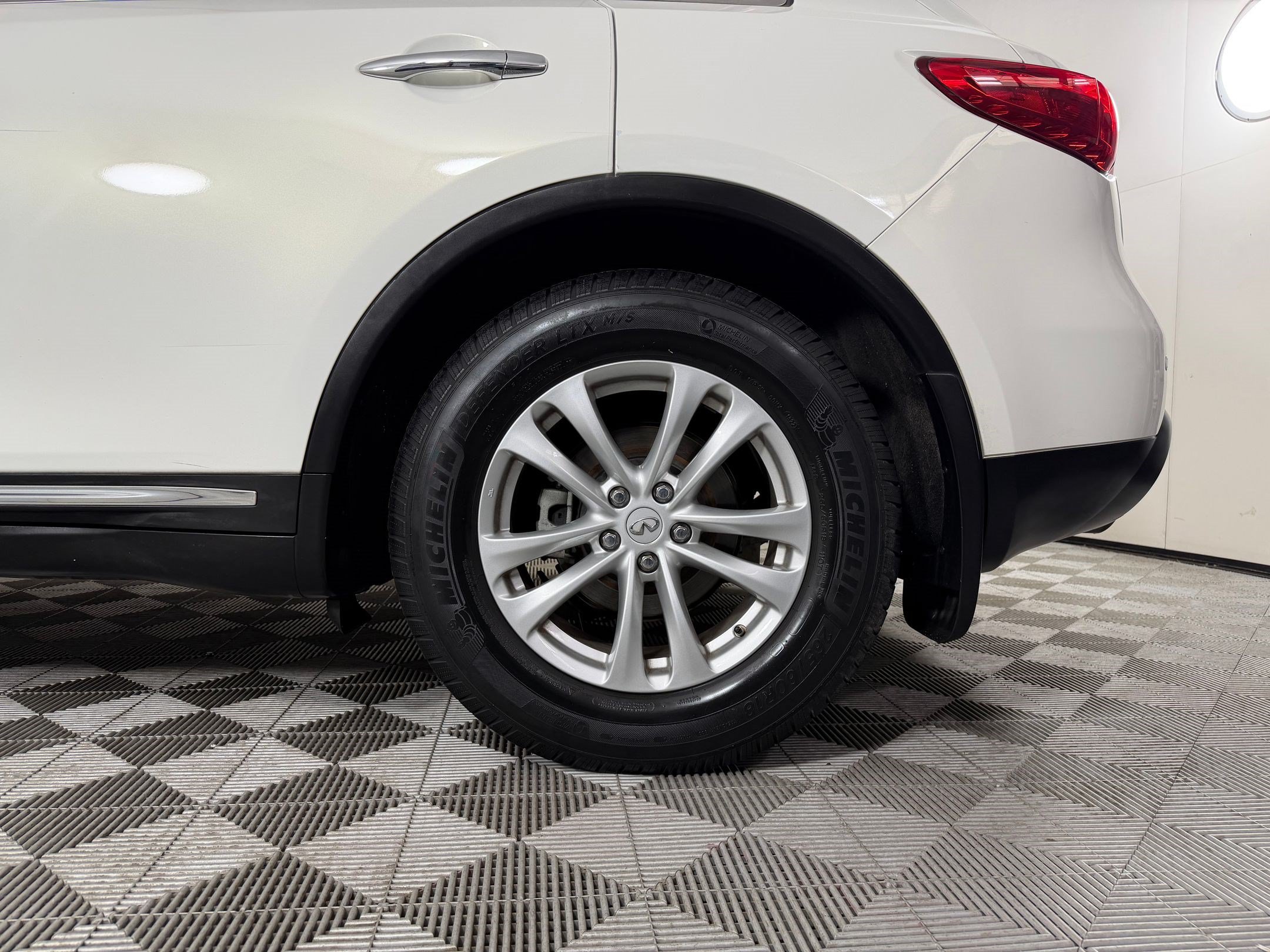 Used 2016 INFINITI QX70 AWD w/ Premium Package image 30