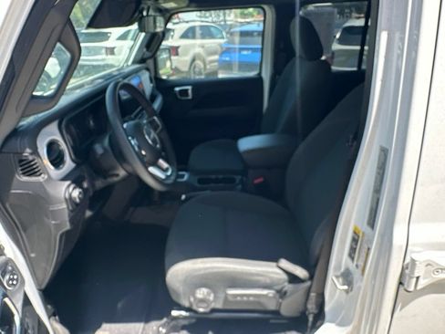 Used 2025 Jeep Wrangler Unlimited Sahara AWD/4WD image 15