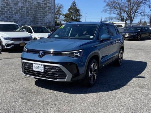 Used 2025 Volkswagen Taos SE w/ Panoramic Sunroof Package image 8