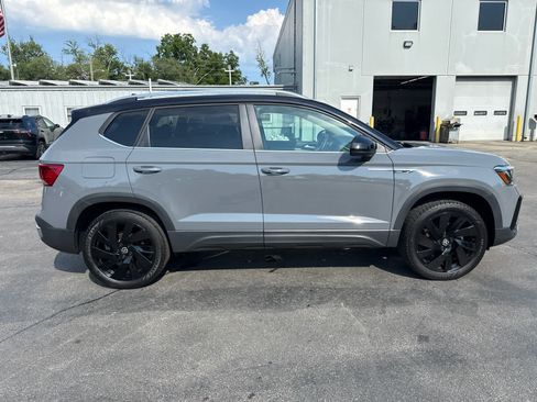 Used 2024 Volkswagen Taos SE AWD/4WD image 2