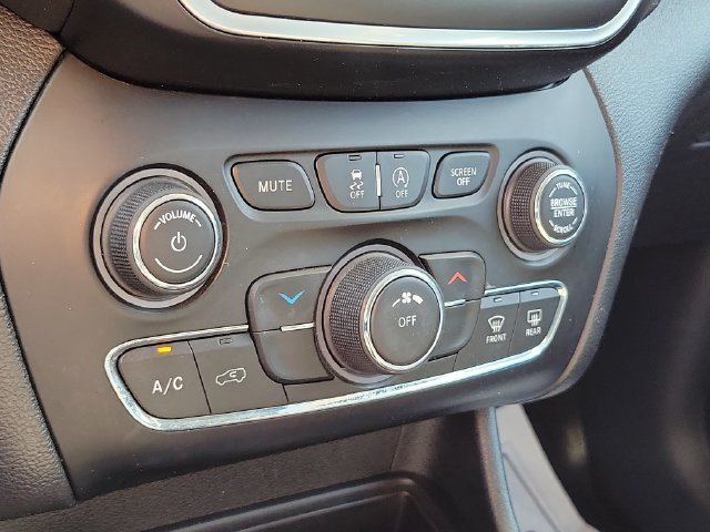 Used 2019 Jeep Cherokee Latitude Plus AWD/4WD image 19