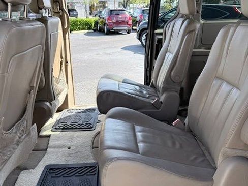 Used 2015 Chrysler Town & Country Touring FWD image 11
