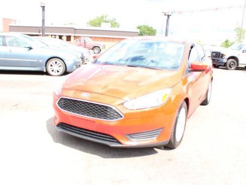 Used 2017 Ford Focus SE w/ Cold Weather Package FWD image 8