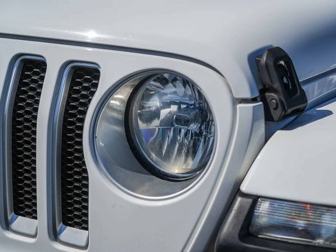Used 2020 Jeep Wrangler Unlimited Sahara AWD/4WD image 2