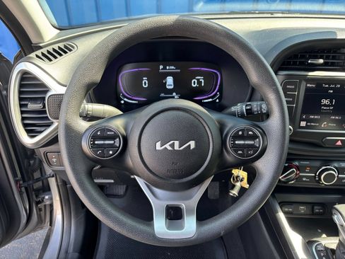 Used 2025 Kia Soul LX w/ LX Technology Package FWD image 25