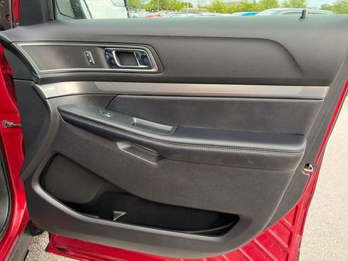 Used 2018 Ford Explorer XLT w/ Equipment Group 202A AWD/4WD image 9
