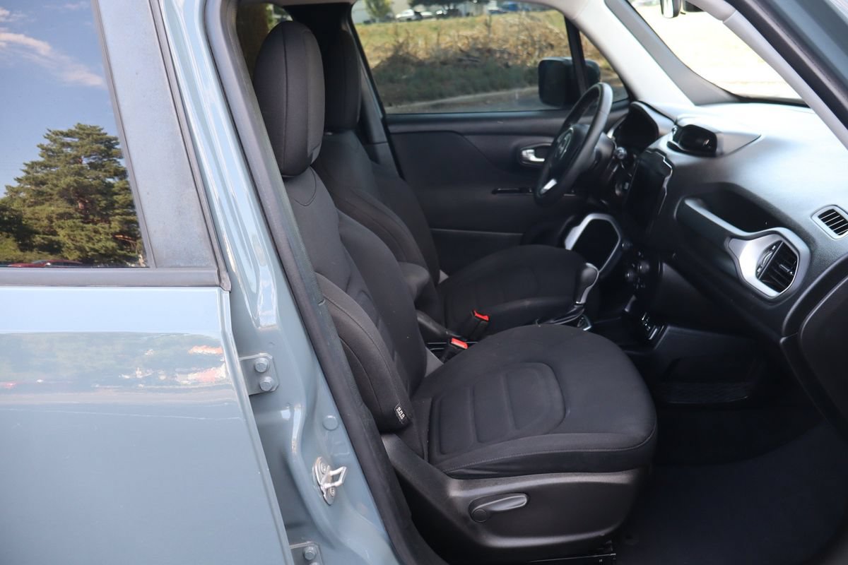Used 2018 Jeep Renegade Latitude FWD image 22