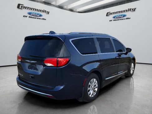 Used 2018 Chrysler Pacifica Touring-L image 9