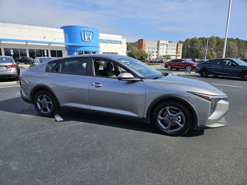 Used 2025 Kia K4 LXS image 1