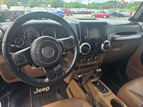 Used 2013 Jeep Wrangler Unlimited Sahara w/ Dual Top Group AWD/4WD image 8